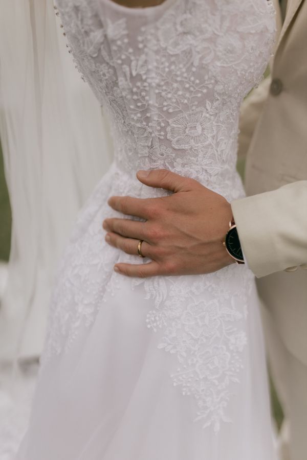Ein weißes Hochzeitskleid